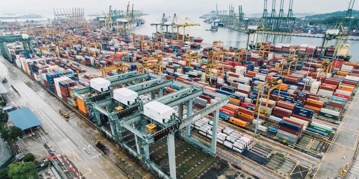 Vista aérea de una terminal portuaria con contenedores y grúas pórtico